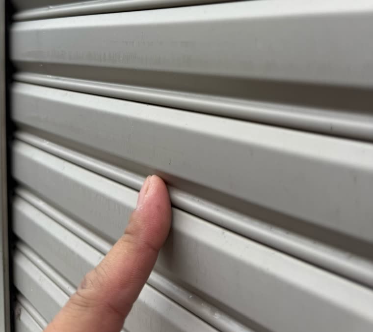 シャッター（スラット）の被害状況（実際の調査写真）